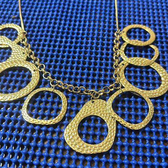 NWT Jules B Gold Hammered Circular Design Drop Statement Necklace. - Picture 3 of 7
